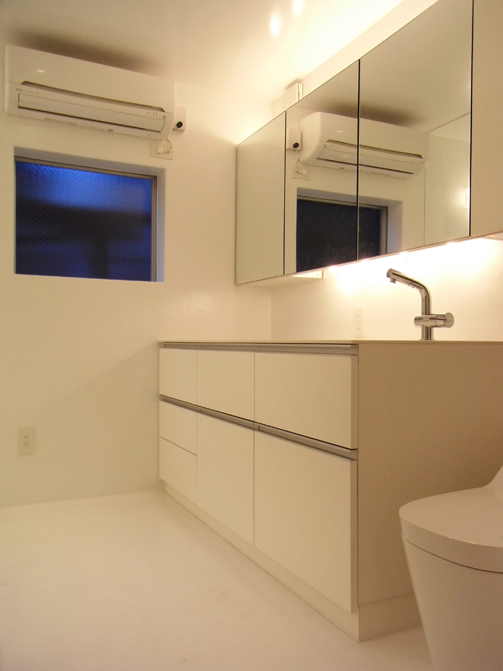 大容量の収納スペースが、雑然としがちな水回りをカバーする洗面ルーム