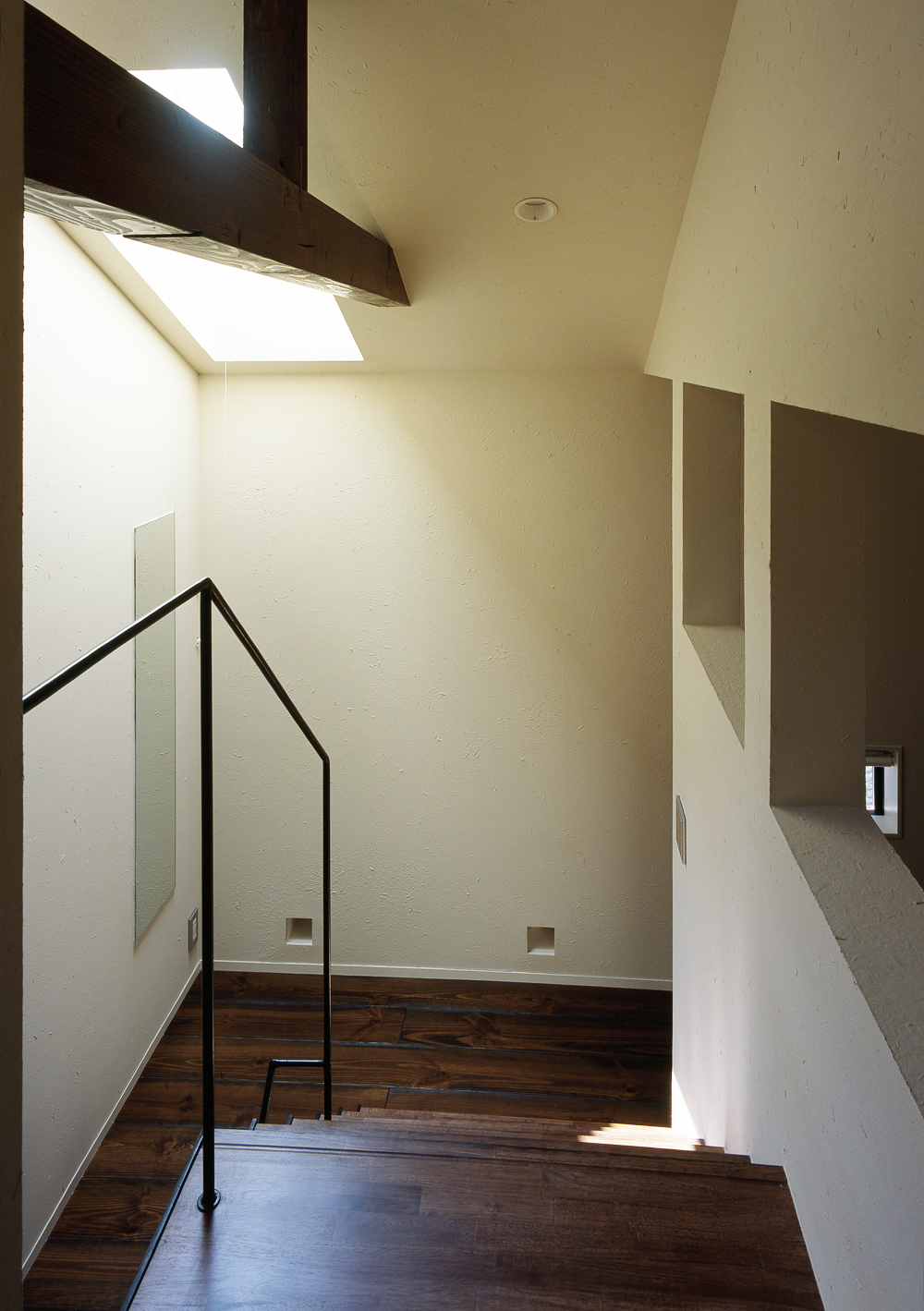 トップライトで明るさを取ることで、暗さと明るさのメリハリがある階段周りに