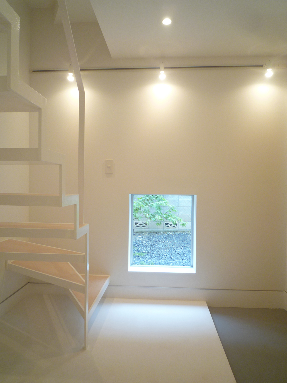 目線を遮る位置にある窓が、安心して外の気配を感じとれる玄関スペース