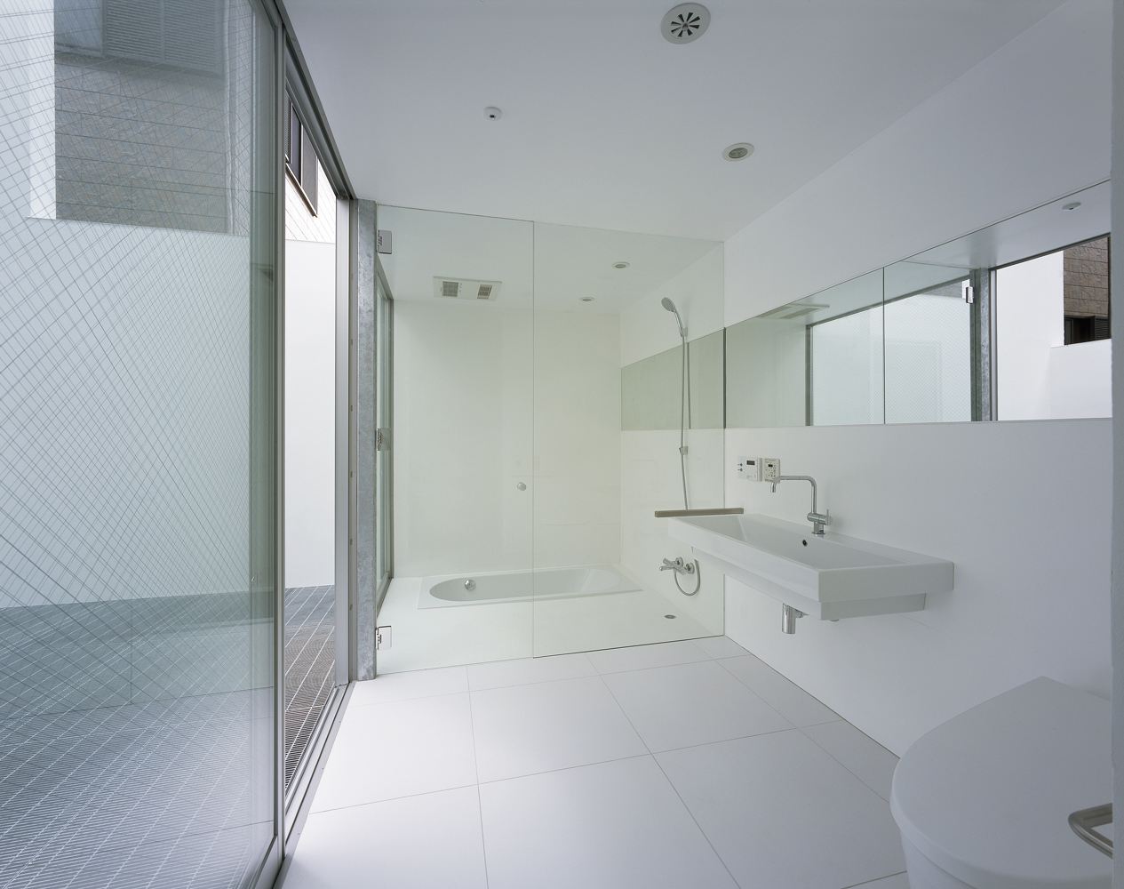 ガラス面を多く取ることで夜空を楽しみながらのんびり入浴できる、バスタブ埋め込みタイプの浴室