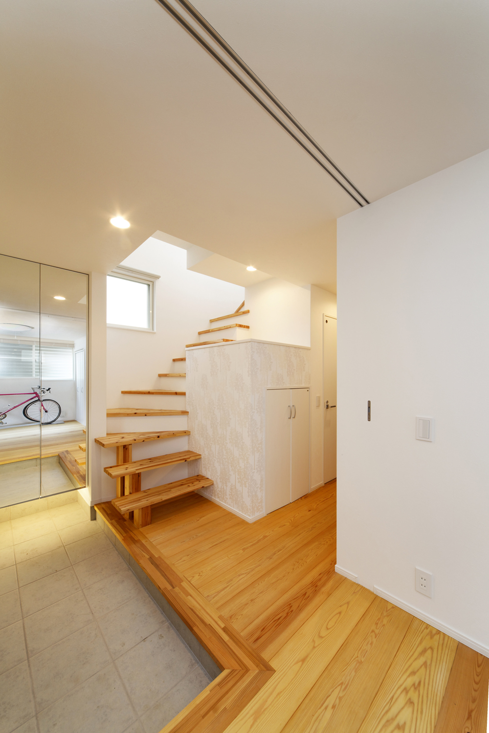 穏やかな空気が広がる、杉の無垢材でまとめたフローリングと階段