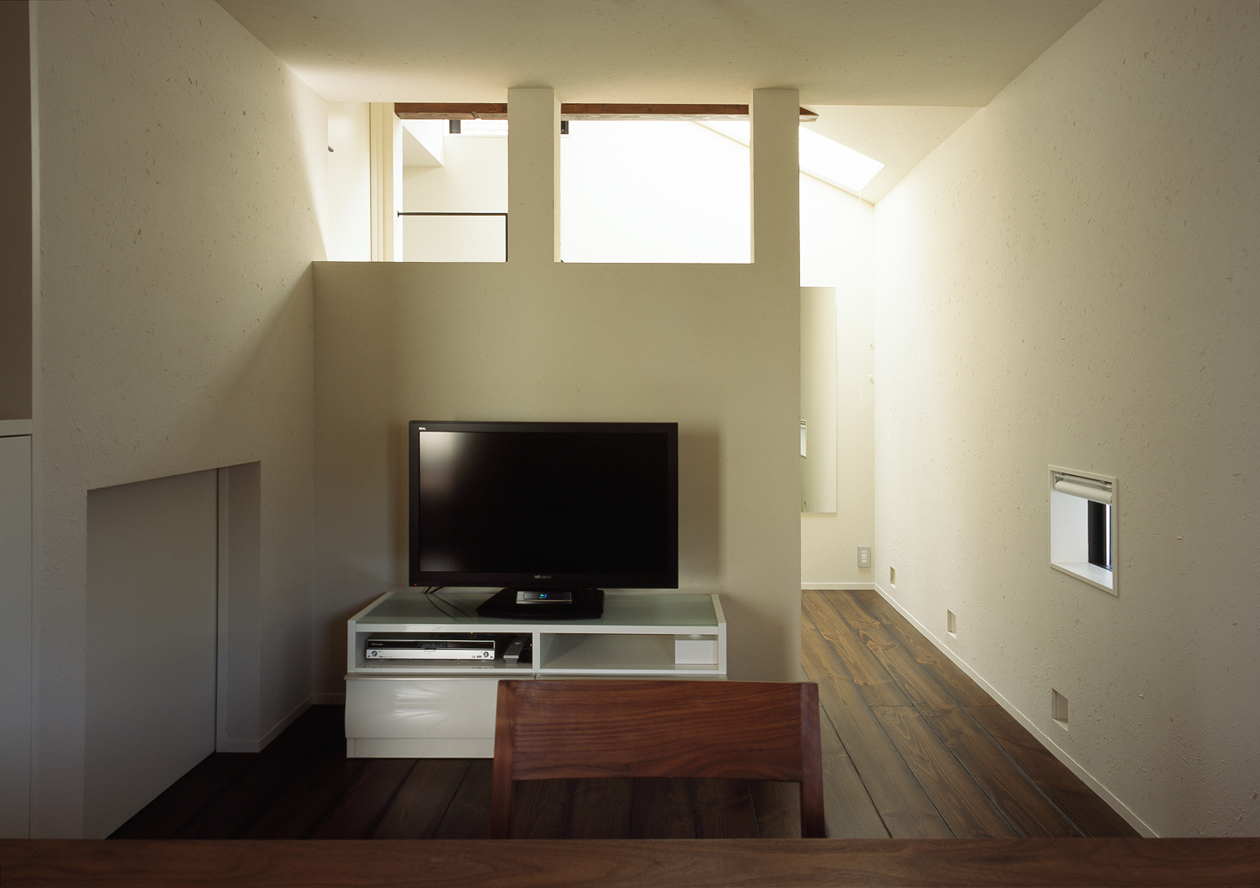 天井から降り注ぐ優しい光に包まれるような、居心地のよいリビングルーム