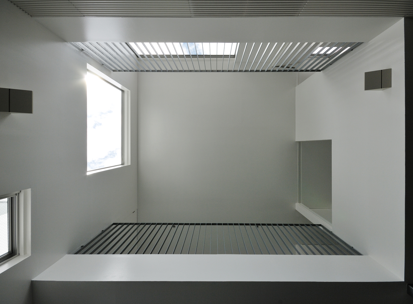 直線美を感じさせる、リビングダイニングから見上げた吹き抜け