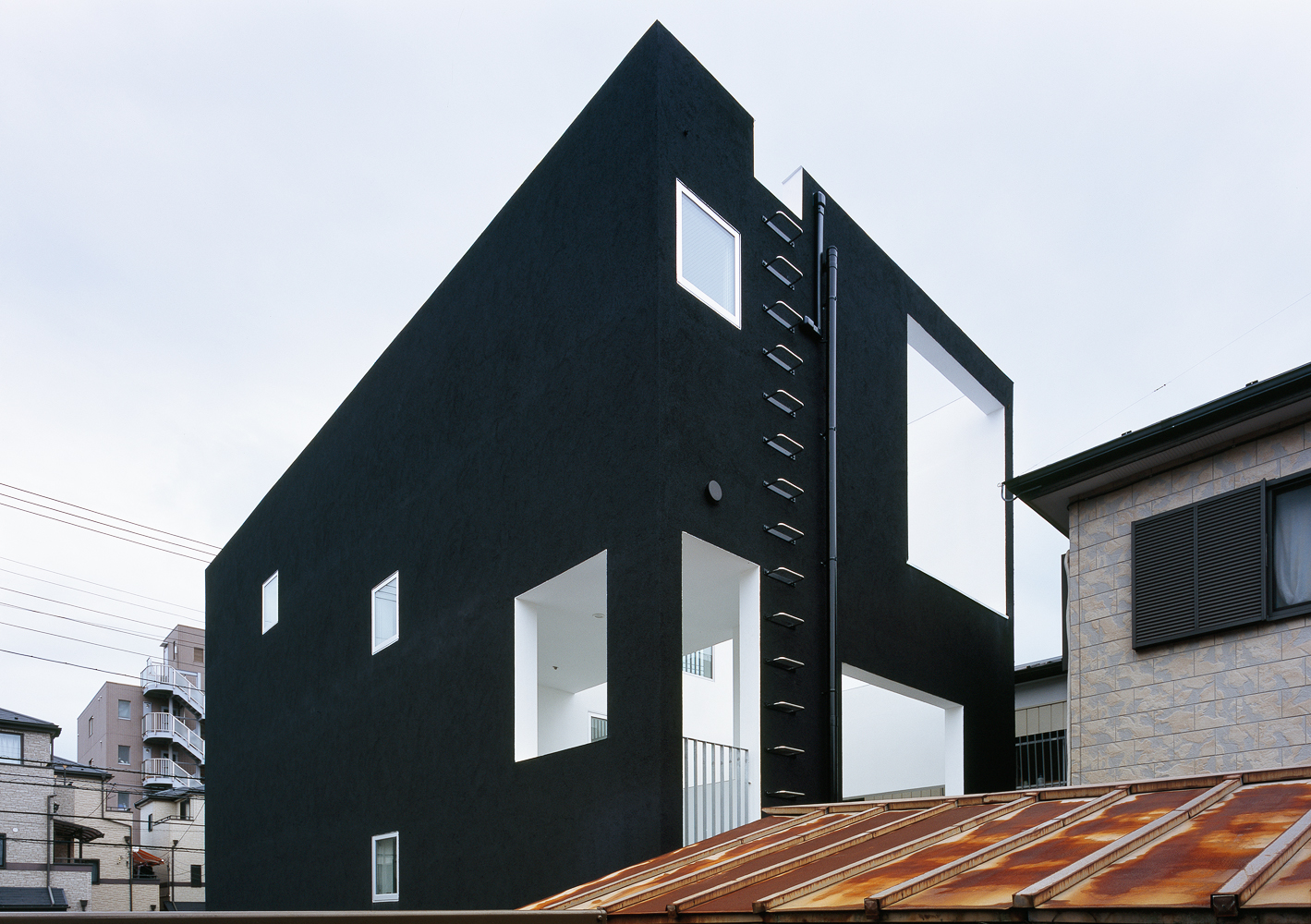 白と黒でまとめつつ、窓配置で遊び心を出している外観