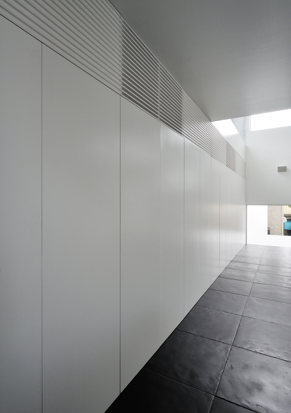 エアコンを収納することで、フラットな美しいリビングダイニング収納