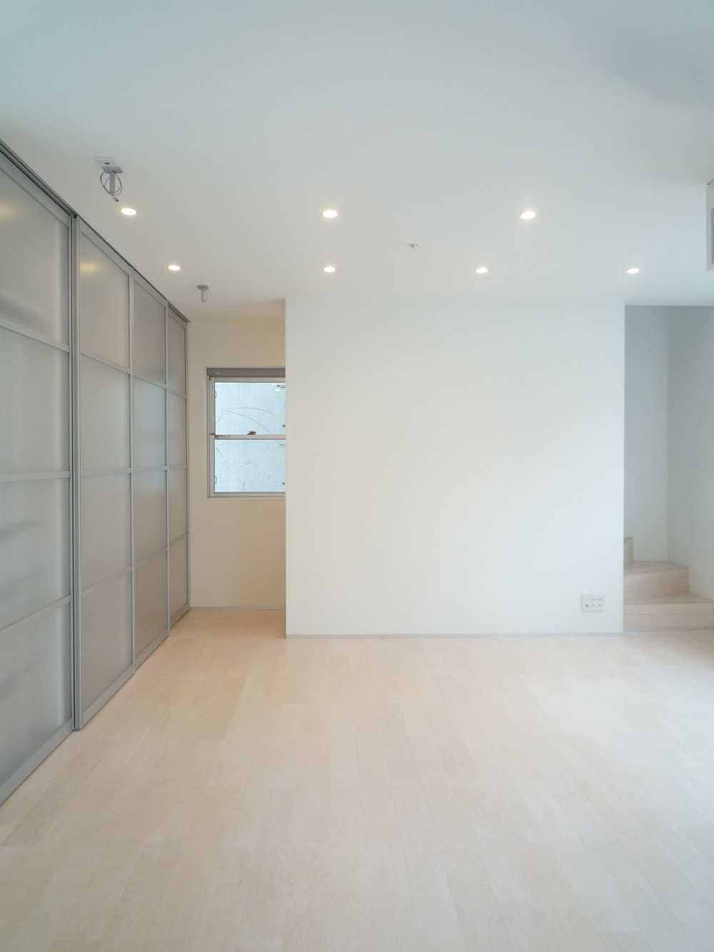 白を基調とした、ゆったりとした収納場所をもつリビング