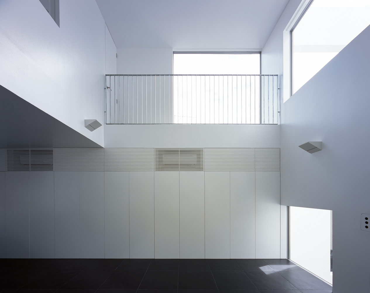 壁一面を大容量の収納スペースにし、生活感を感じないように工夫がされているリビングダイニング