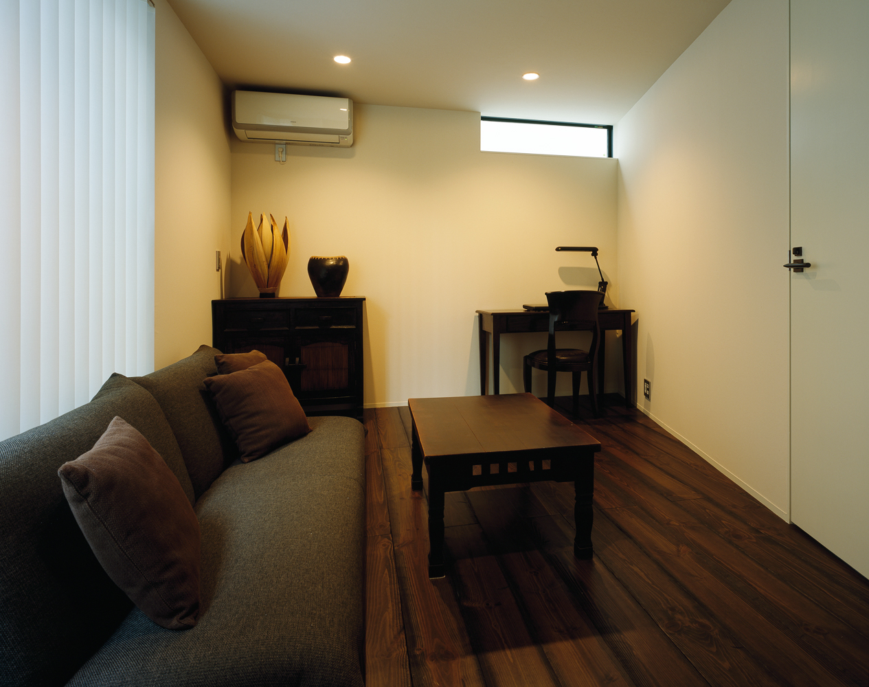 天井高をより高く見せる縦型ブラインドがよく似合う、アジアンテイストにまとめられた部屋