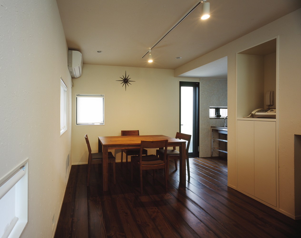 味わい深いフローリングが、シンプルにまとめられたダイニングスペースによく似合う