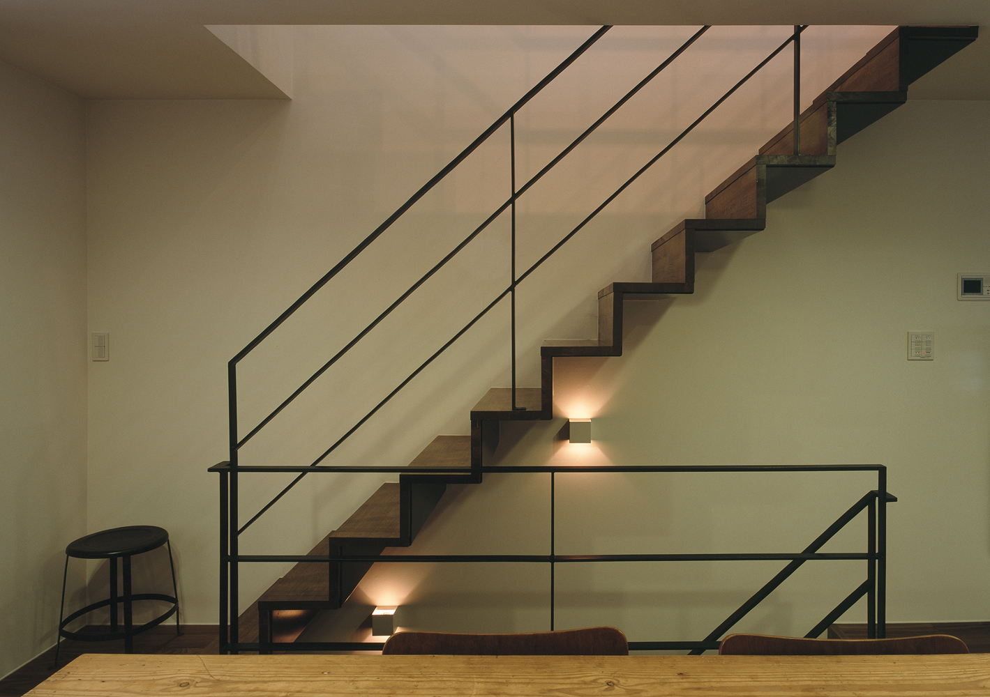 厚みを抑えることで軽やかさを得た、味のある階段と手すり