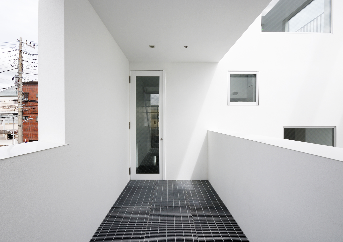 立体的なバルコニーは、視線を遮りつつ風を感じる空間に