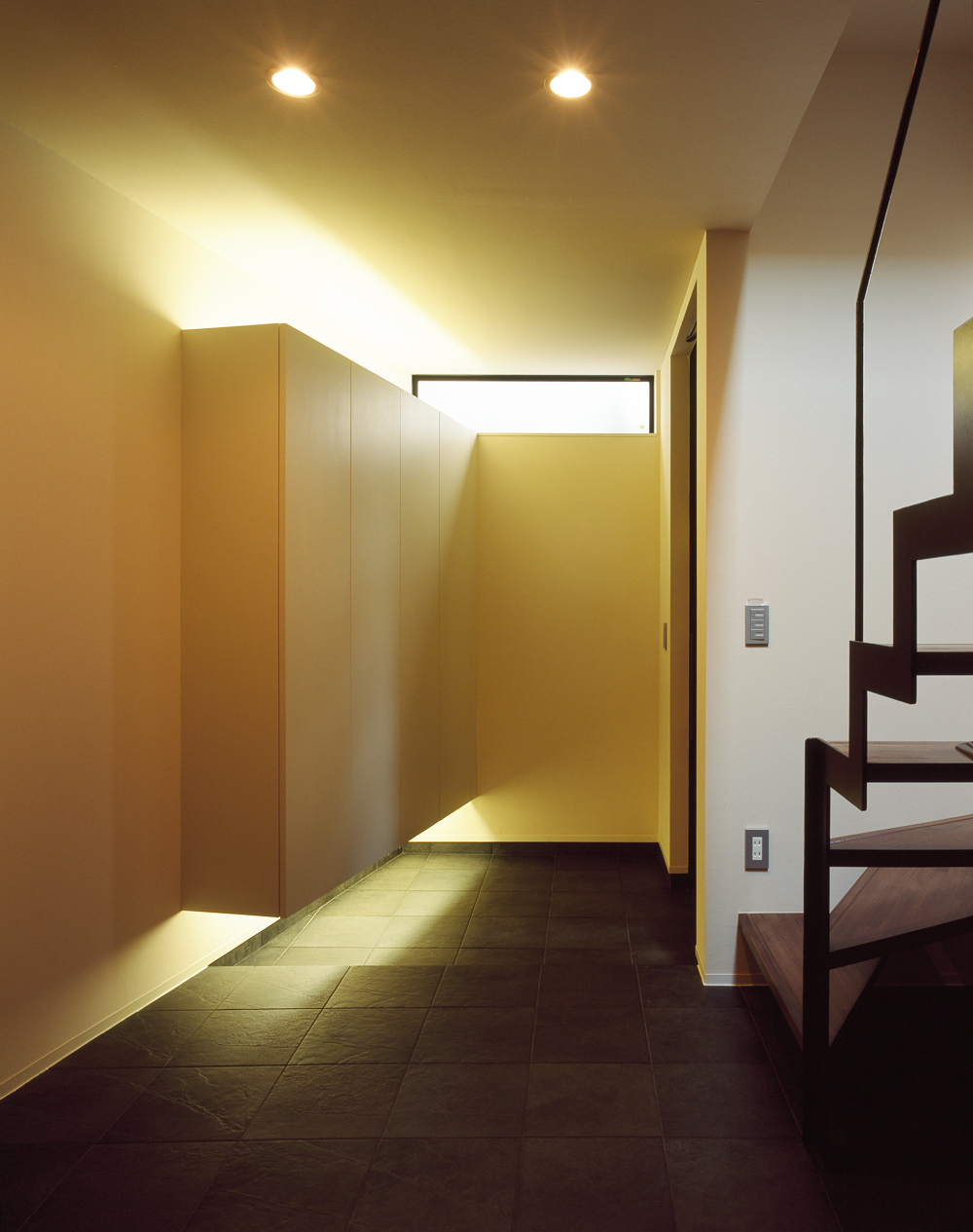 アッパーライトとダウンライトの効果で、浮遊感漂うムーディな下駄箱