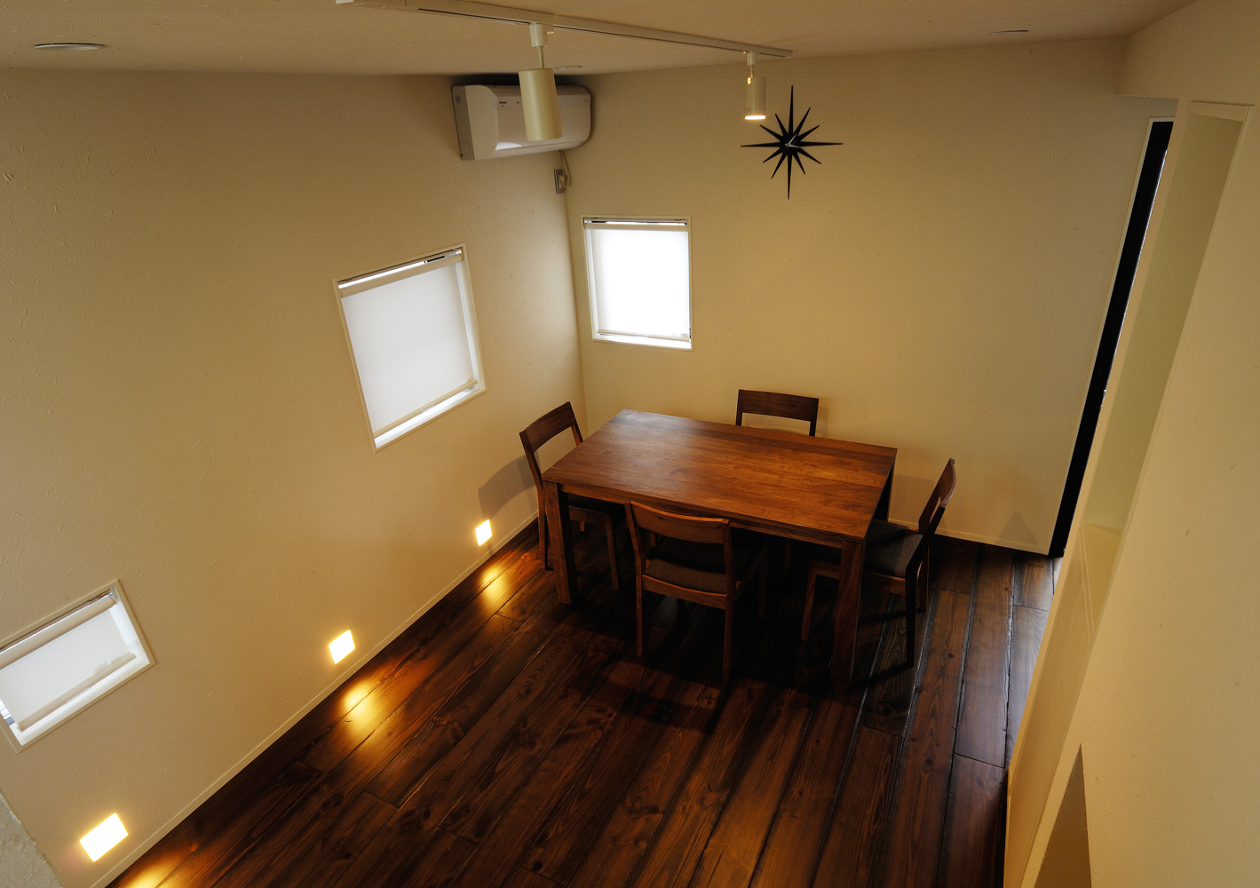 小さい窓をいくつも配置し、適度な暗さを残しつつ落ち着きのあるダイニング