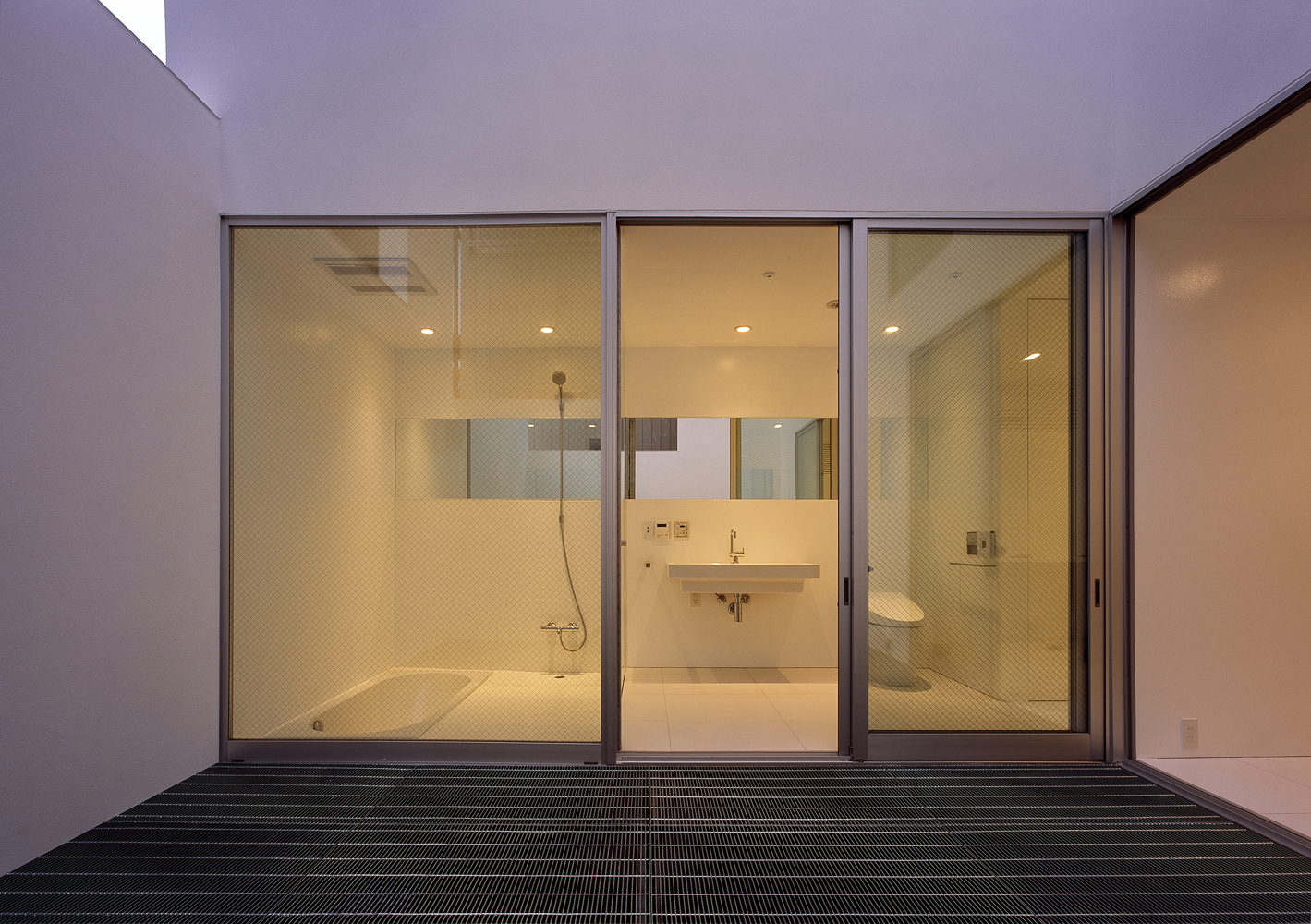 バスタブを埋め込みタイプにすることで、フラットで広々とした空間を得た洗面浴室