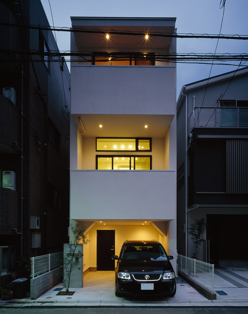 バルコニースペースに奥行きをもたせることで、外からは室内が見えにくい外観