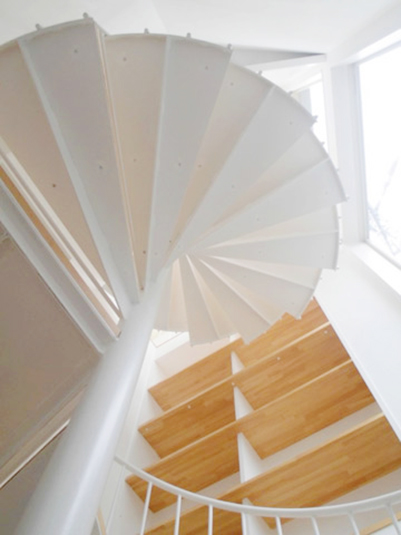 光に誘われるように螺旋階段を上っていく