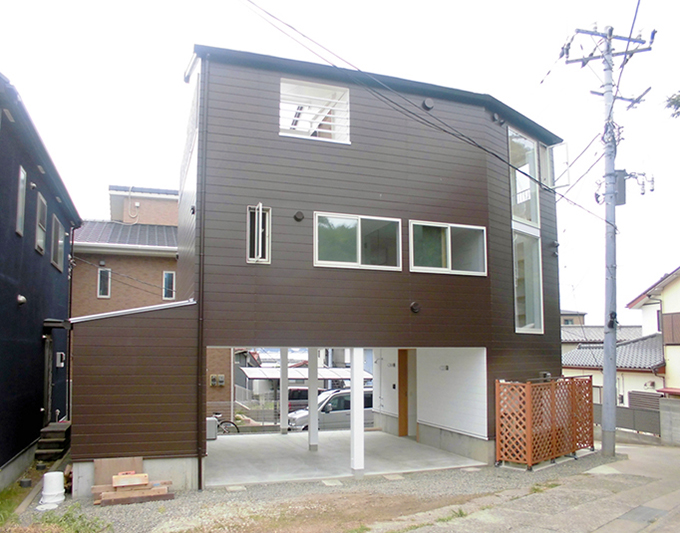 漁村の町並みに自然に溶け込む色と形