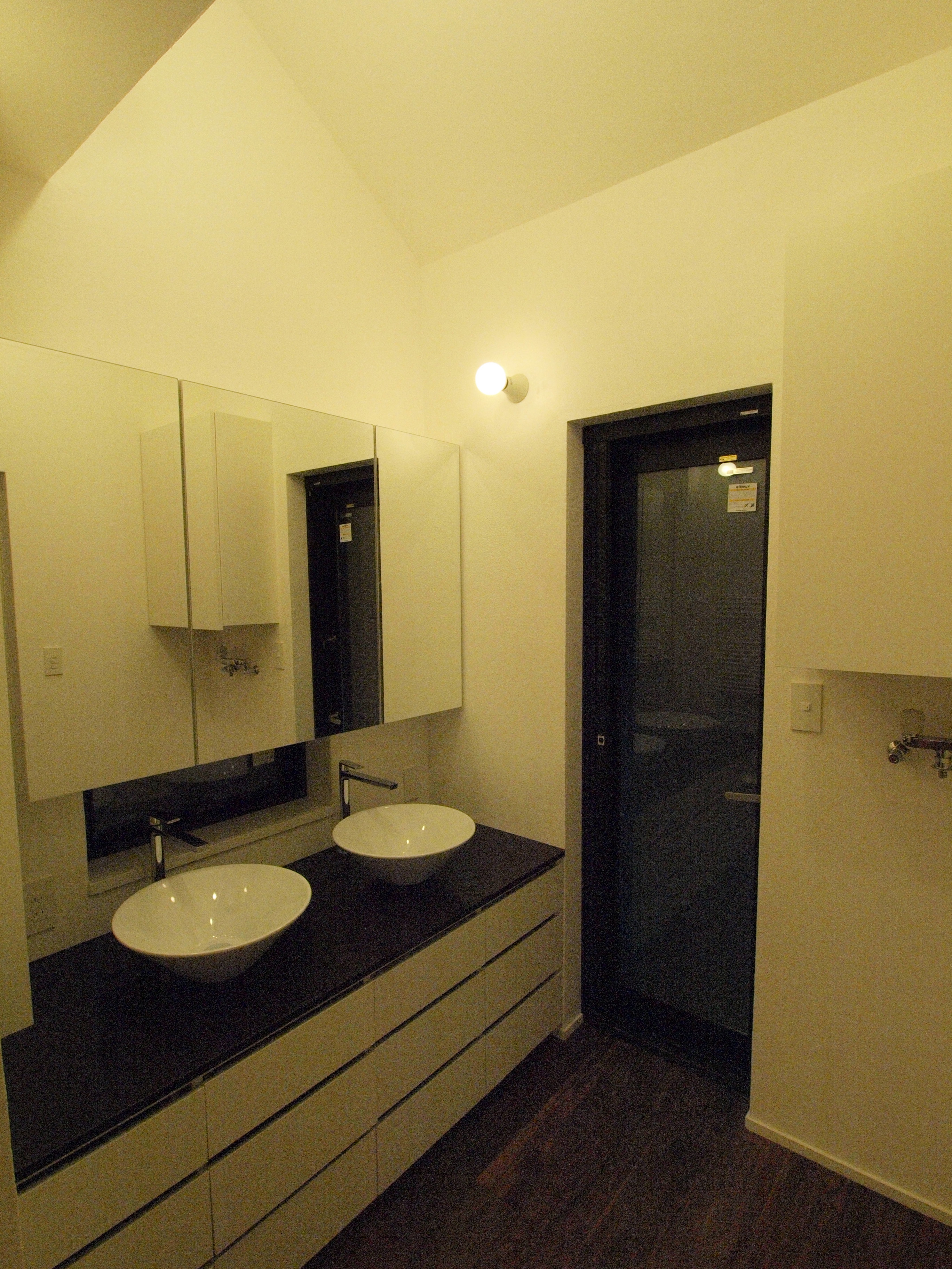 ダブルで設置した陶器の洗面ボウル