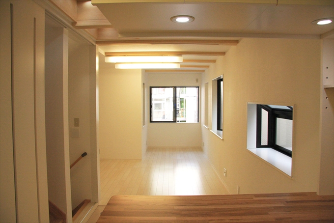 キッチンから見通せる、コンパクトでも広々としたLD