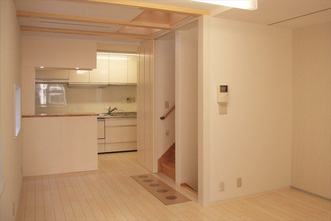 LDから階段を見えなくする特注の引戸（開状態）