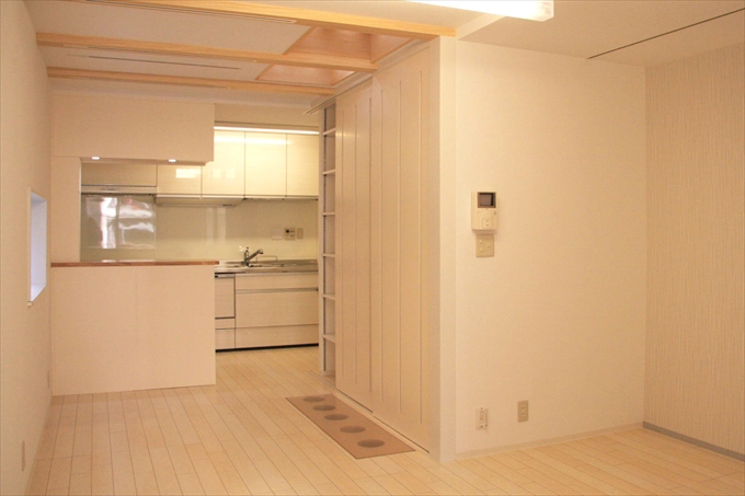 LDから階段を見えなくする特注の引戸（閉状態）