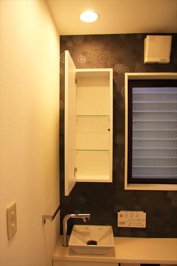 トイレの手洗器と幅を合わせた鏡裏収納