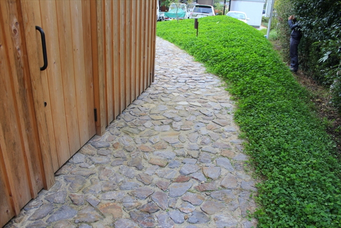 砕石を敷き詰めた通路