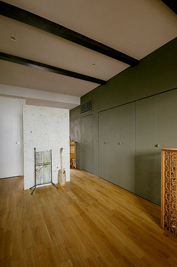 壁と同じ素材で仕上げ1枚の壁面のように見せる。