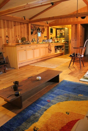 温かい雰囲気の室内に馴染む木のキッチン