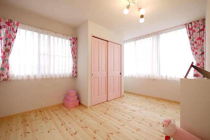 インテリアの決め手はクローゼット色！これだけでガーリー部屋の完成！