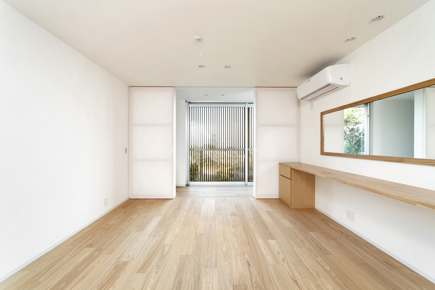 夏は窓を開けたまま休めるように、防犯面を考慮したアルミの格子扉付きの縁側の窓