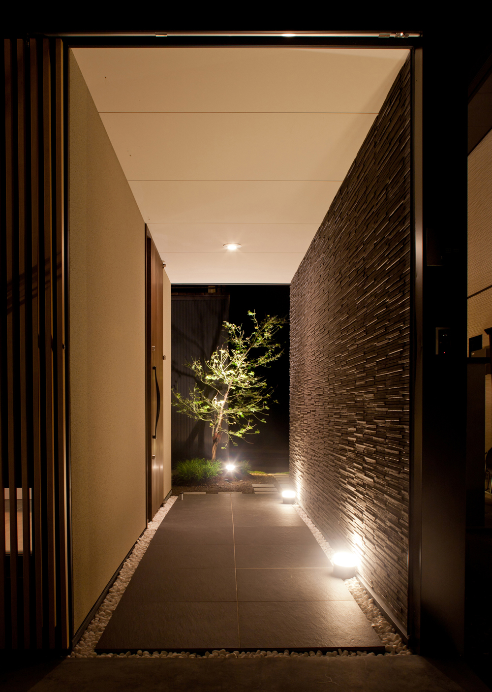 玄関に入って一番に目に飛び込む、柔らかい光の行灯風光壁