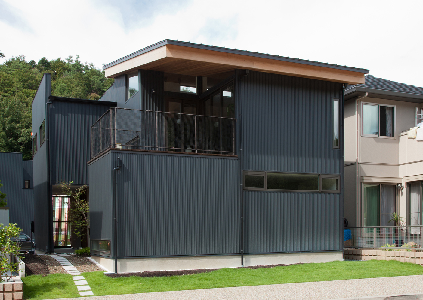 森に囲まれ自然に恵まれた、和モダンなテイストの外観