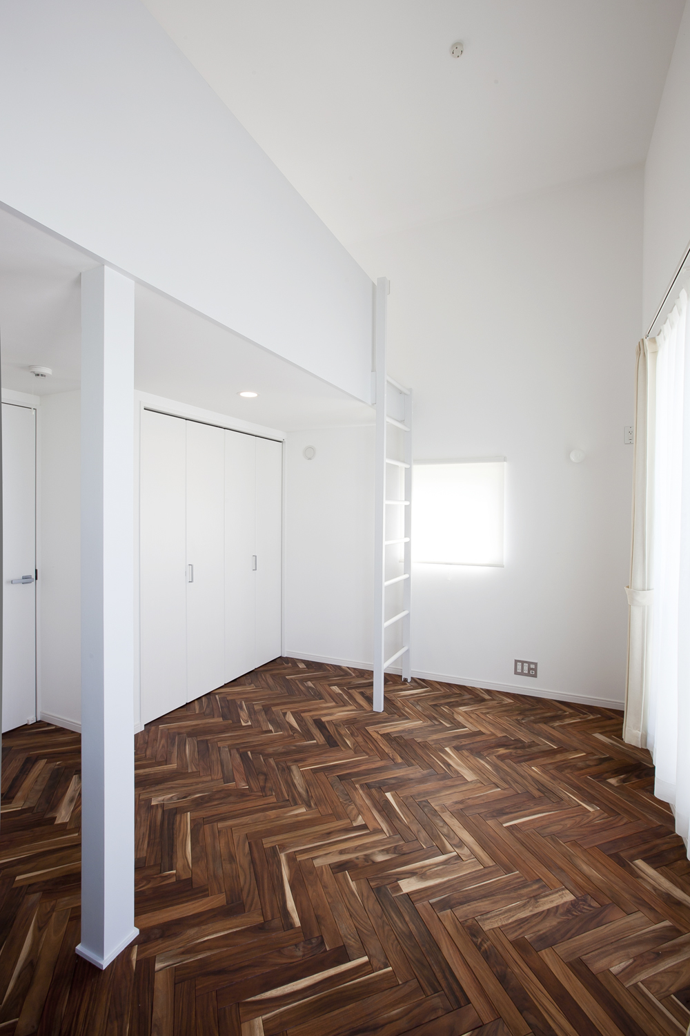 ヘリンボーンのフローリングが、シンプルながら遊び心のある子供室