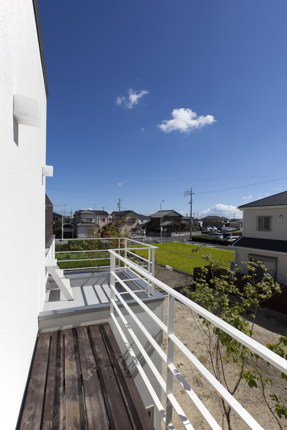 青空が映える、開放感いっぱいの中庭に面したバルコニー・テラス