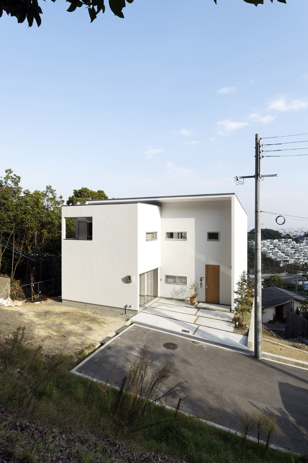 北面の玄関側は、ハコとハコを組み合わせたシンプルな作りの外観