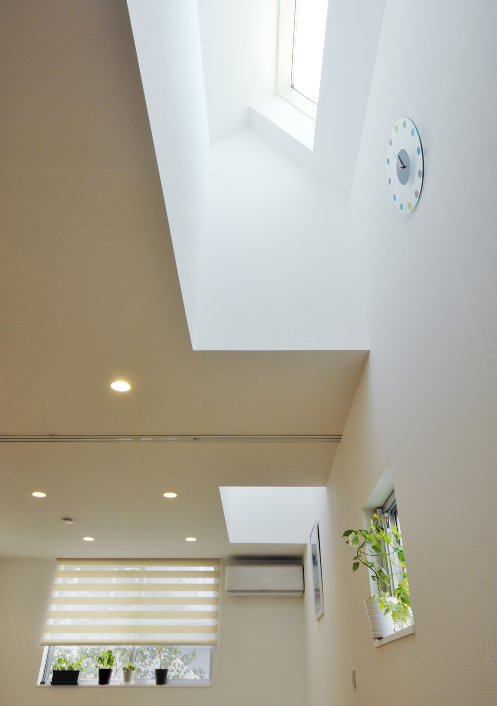 穏やかで優しい光が部屋全体に広がるトップライトからの光