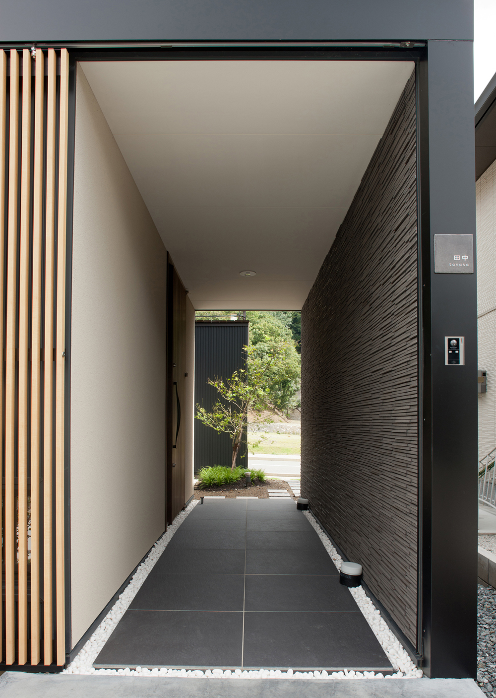 トンネルのようなアプローチ部分を抜けると、その奥に風情ある紅葉が出迎える