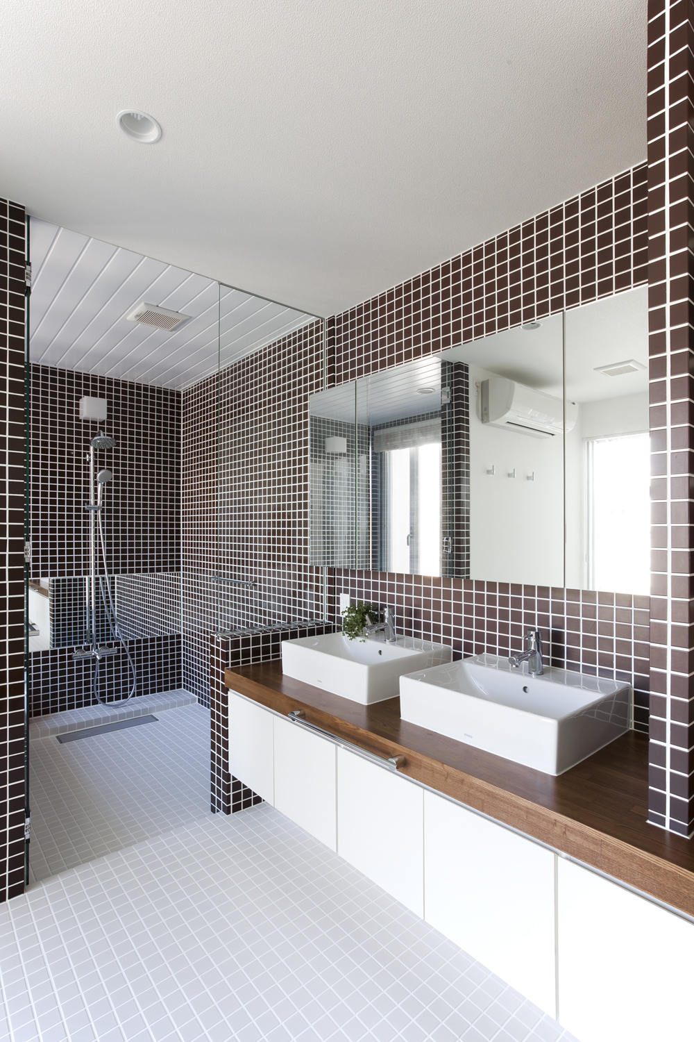 洗面スペースと浴室の一体感もタイルで叶える。
