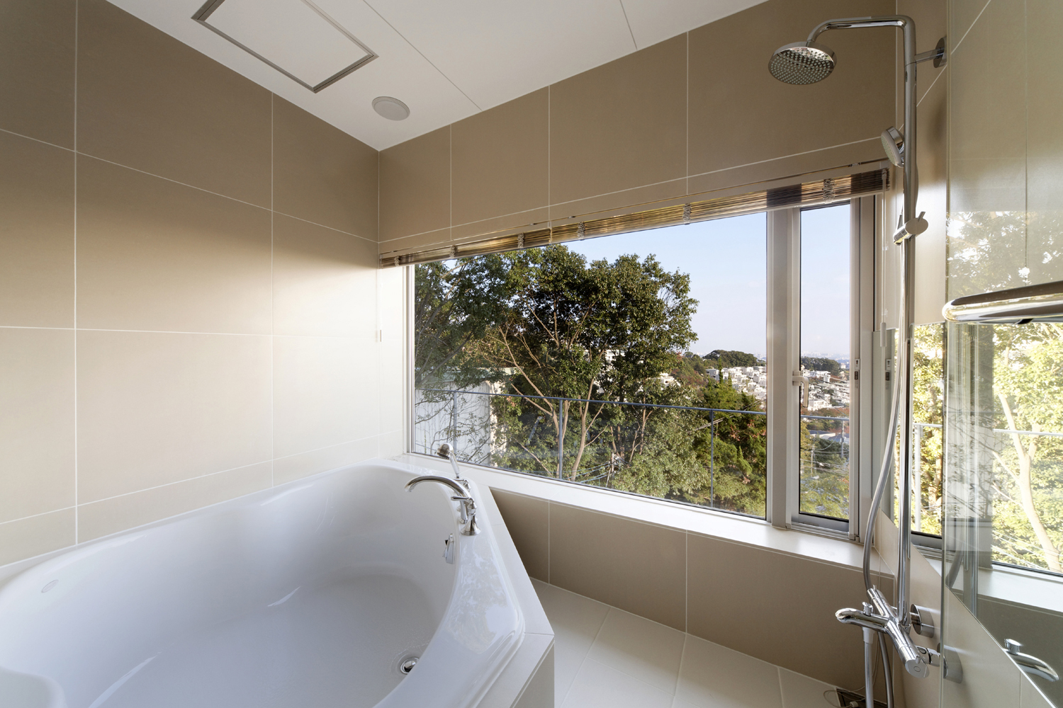 大きな窓の向こうには木々が広がる、３帖もある贅沢な浴室