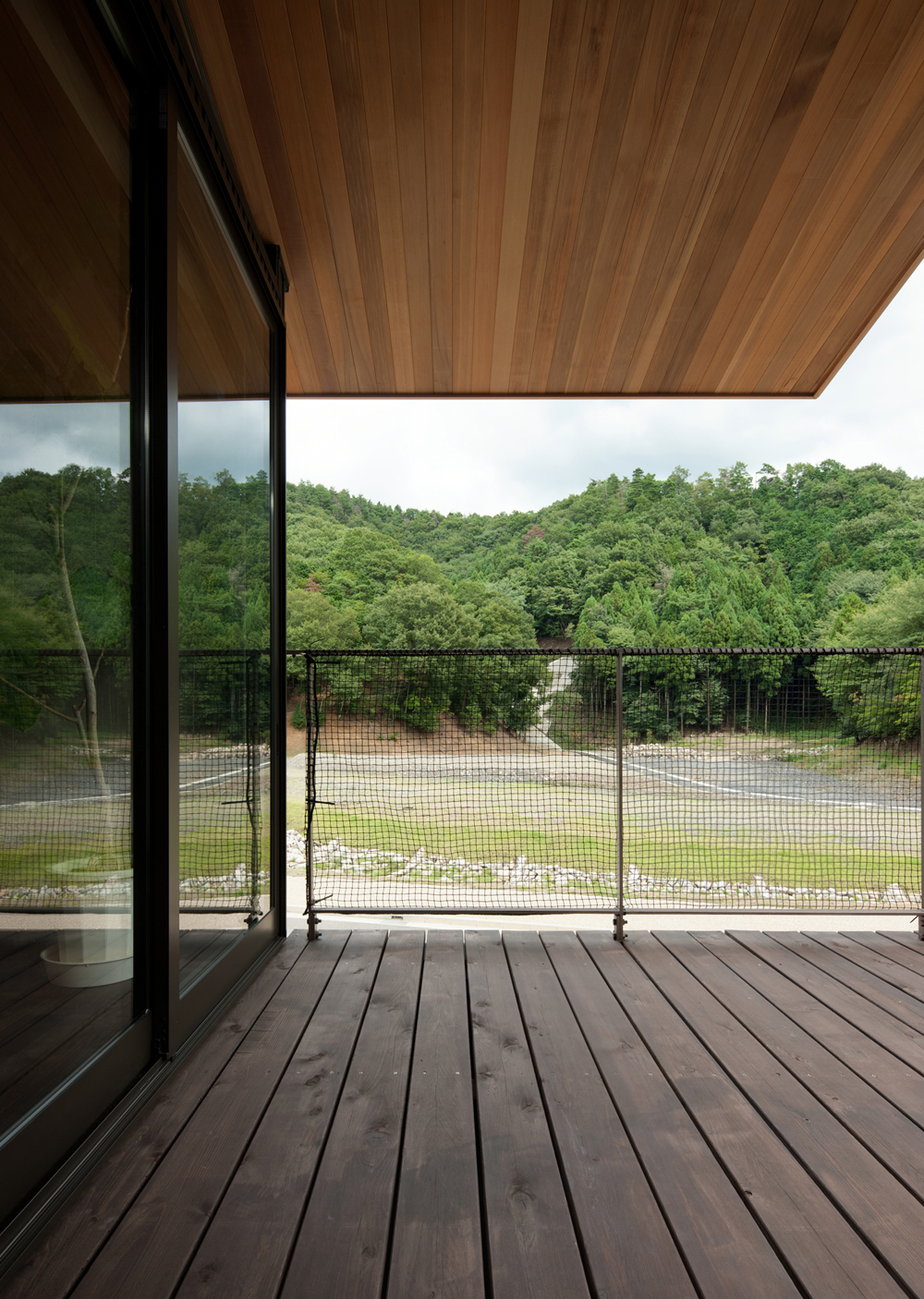 深い庇の向こうに箕面の山と空を望める、贅沢なバルコニー