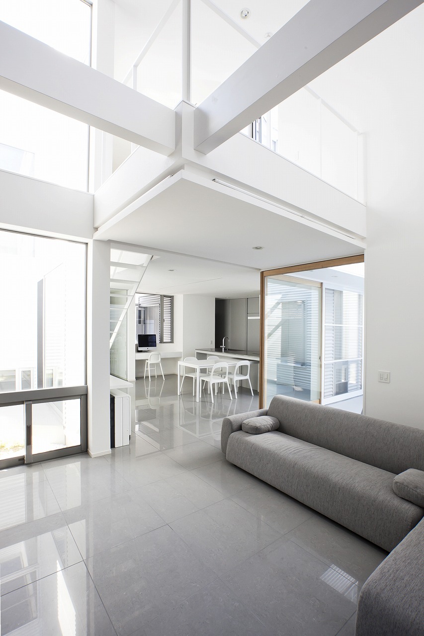 トップライトから象徴的な光が降り注ぎ、時間の移ろいを感じさせるＬＤＫ