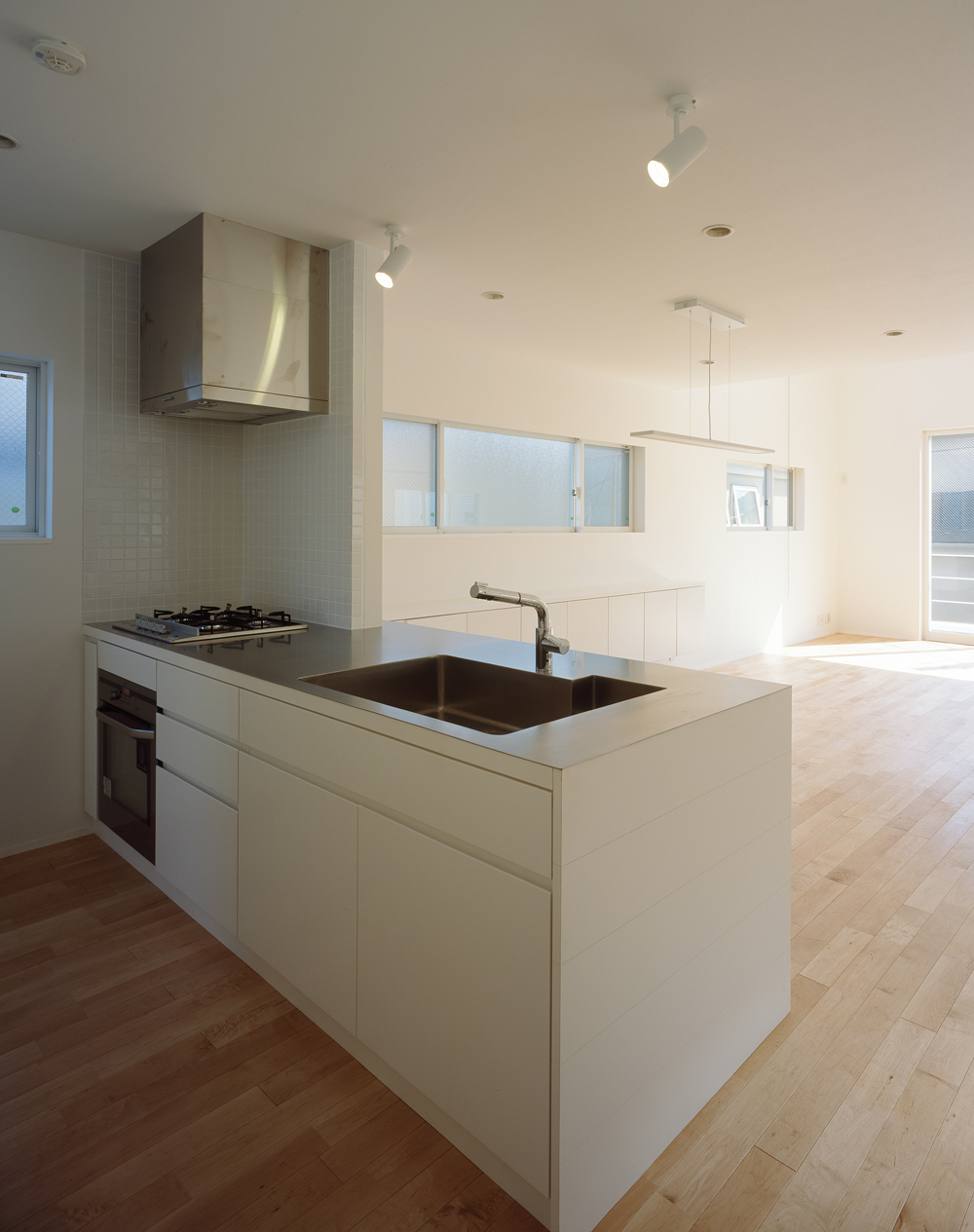 天板をステンレスに変え、よりデザイン性をプラスした、シャープな造作キッチン