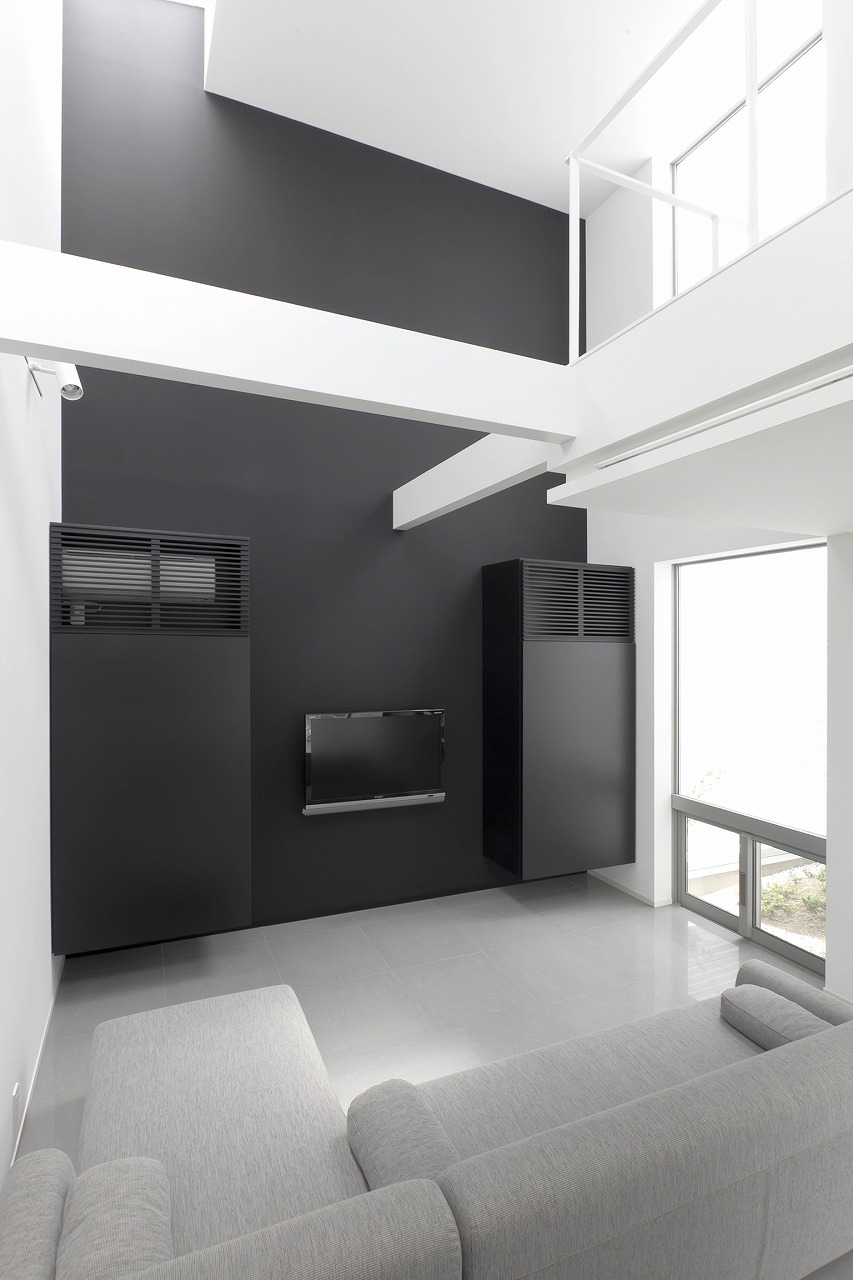 庭や吹抜けと連動させることで、床面積以上の広がりを持たせたリビング