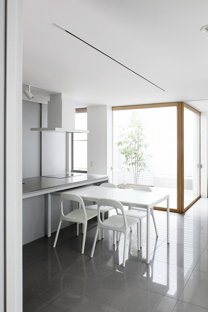 中庭から常に穏やかな光が入り込み、気持ちが落ち着くダイニング・リビング