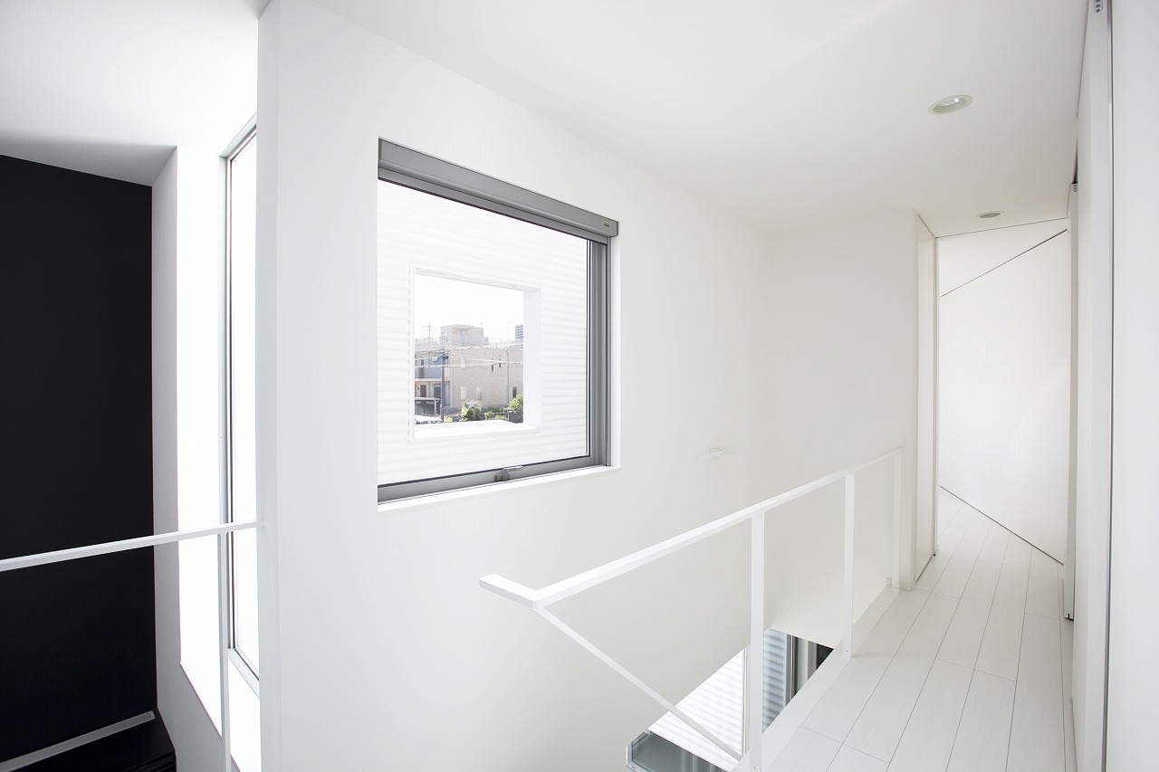 外の気配を感じられる、美しい額縁のような窓を持つ階段スペース