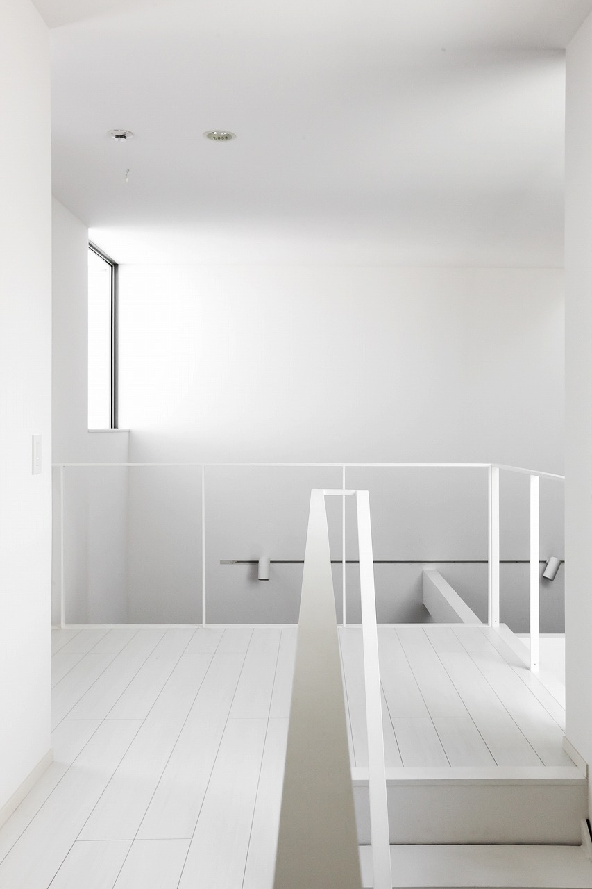 展望台のように吹抜けに張出した、少し広さを持ったフリースペース