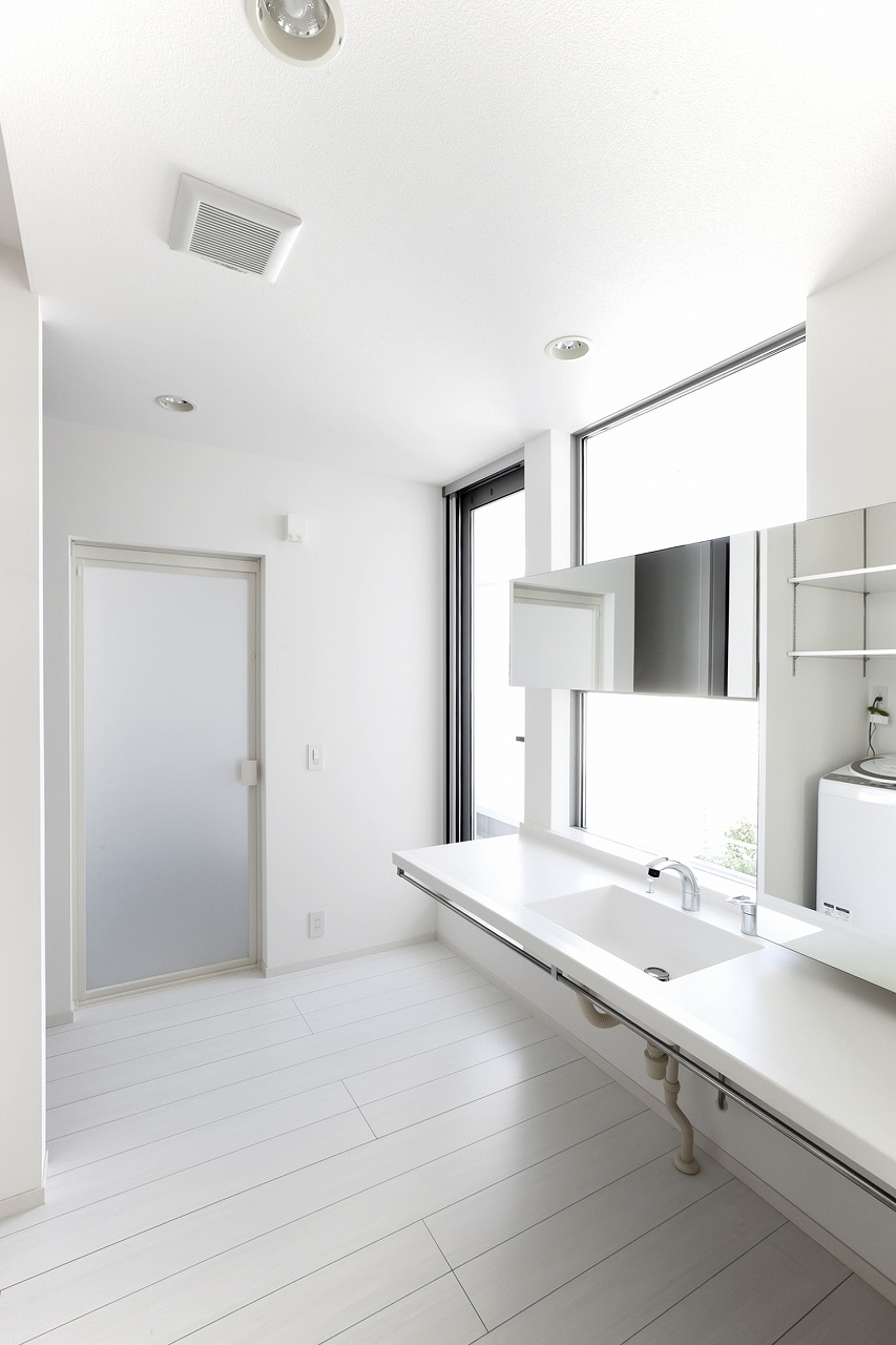 窓からは木々や空を見ることができる、プライバシーを守りながら開放的な空間を実現したサニタリースペース