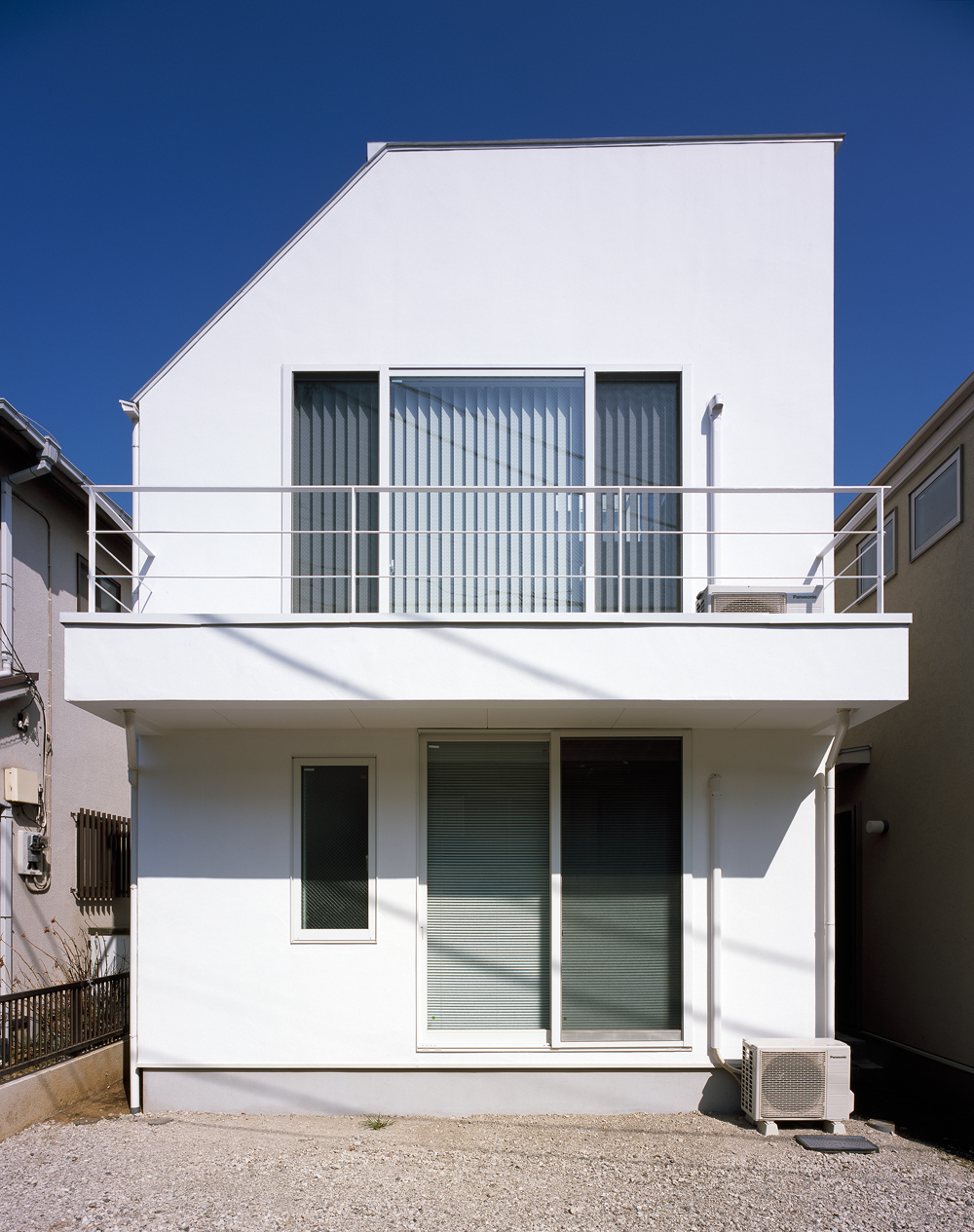 極力余分なディティールを省いた、白い外壁が爽やかな外観裏側
