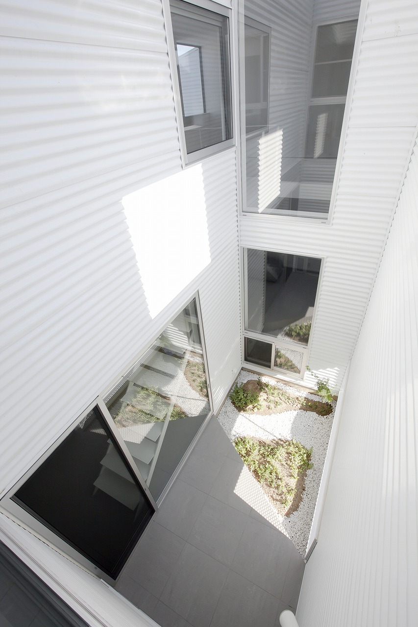 時間によって光の入り方が刻々と変化し、多様な過ごし方が期待できる中庭